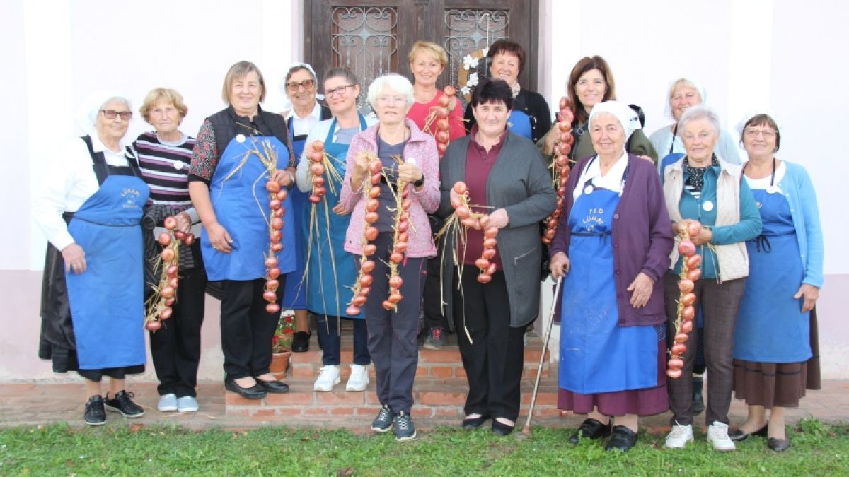 Ženske s čebulnimi venci